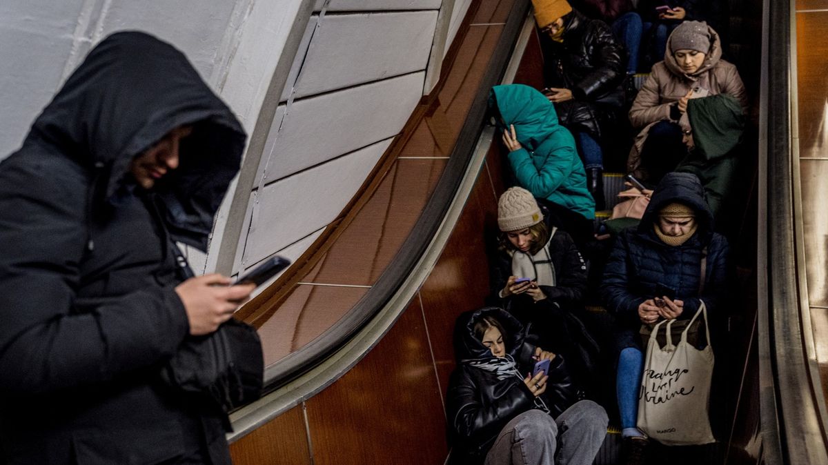 Fotky: Zpátky do bezpečí kyjevského metra. Ukrajina čelila stovce raket